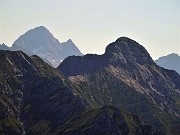 32 Dall'Avaro maxi-zoom su Pegherolo a dx e Pizzo del diavolo a sx